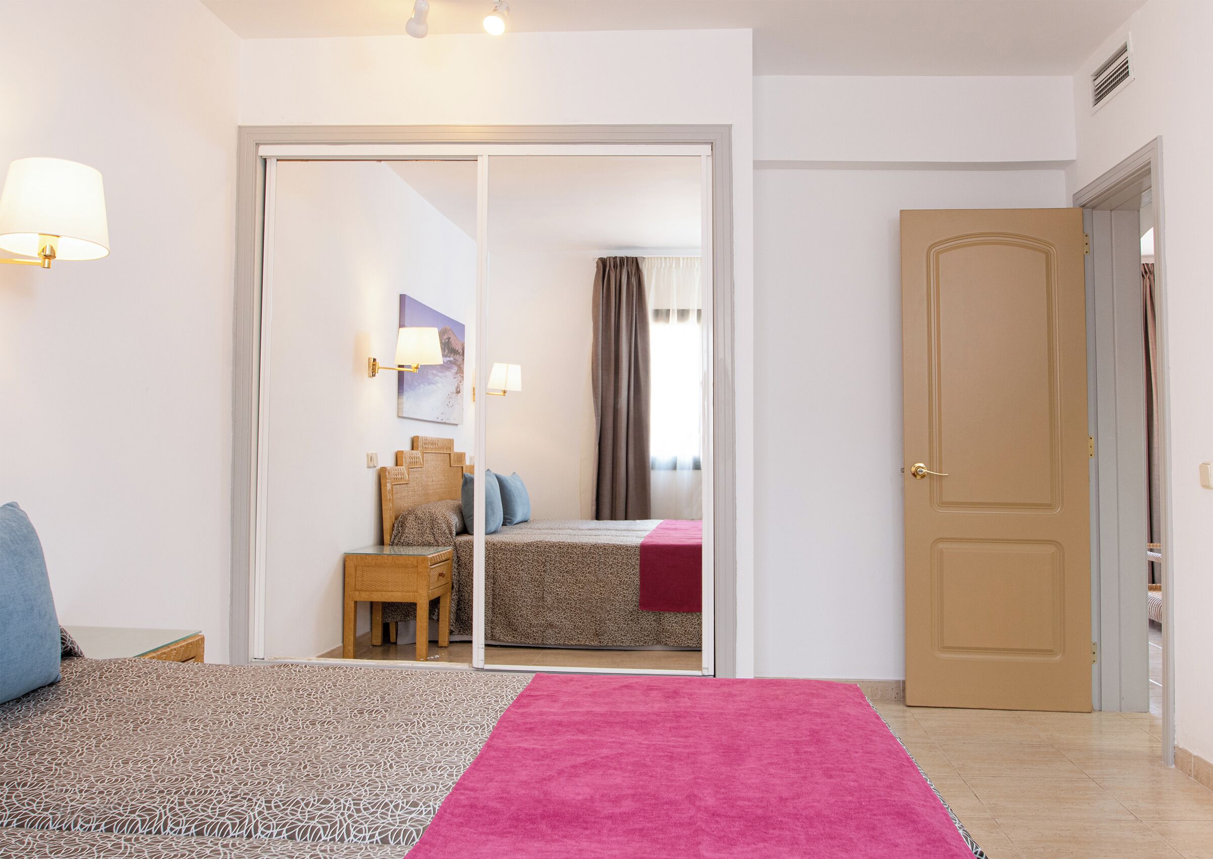 Luxe beddengoed, een kluis op de kamer, een bureau