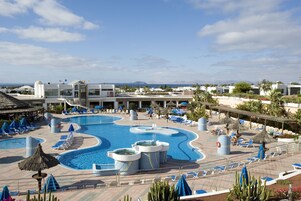 2 piscinas al aire libre