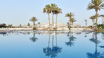 Una piscina techada, 2 piscinas al aire libre