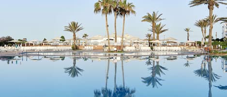 Una piscina cubierta, 2 piscinas al aire libre