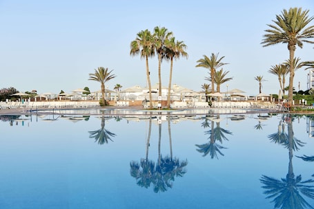 Una piscina techada, 2 piscinas al aire libre