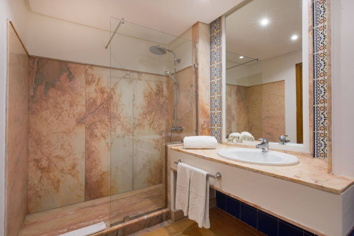 double room, partial sea view | bathroom | bathtub, eco-friendly toiletries, hair dryer, towels