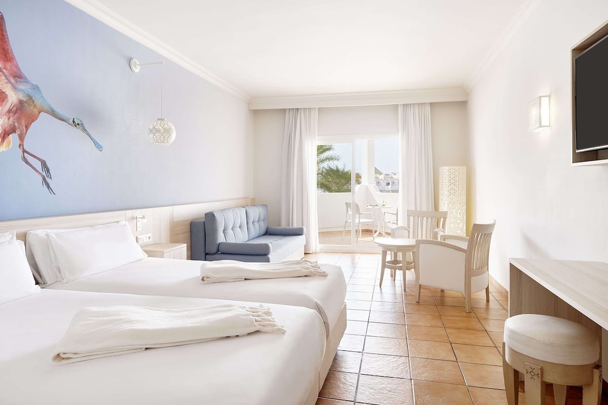 Minibar, decoración personalizada, muebles diferentes y escritorio
