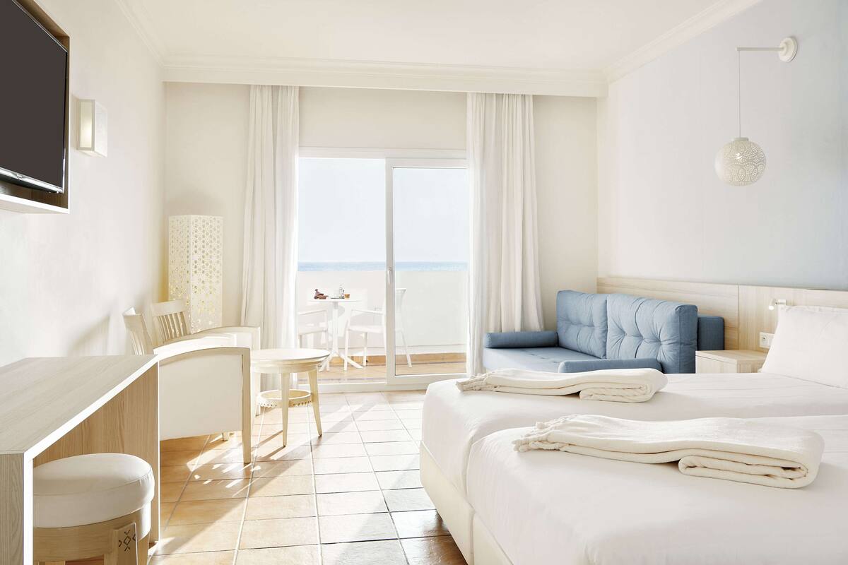 double room, sea view (beachfront) | minibar, individually decorated, individually furnished, desk