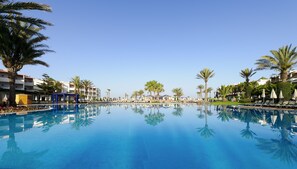 Indoor pool, 2 outdoor pools