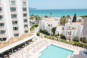 Una piscina cubierta, una piscina al aire libre