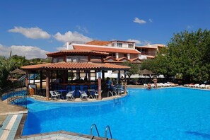 Outdoor pool, pool umbrellas, sun loungers - Hotel Mikro Village (Agios Nikolaos)