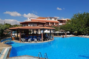 室外游泳池，池畔遮阳伞，日光浴躺椅