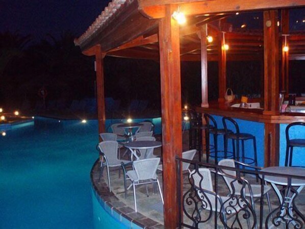 Bar en bord de piscine