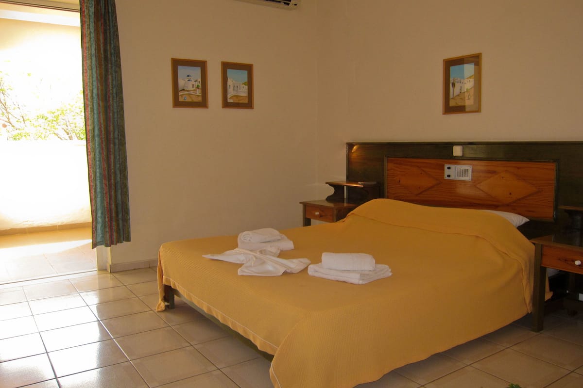 Premium bedding, individually furnished, desk, free cots/infant beds