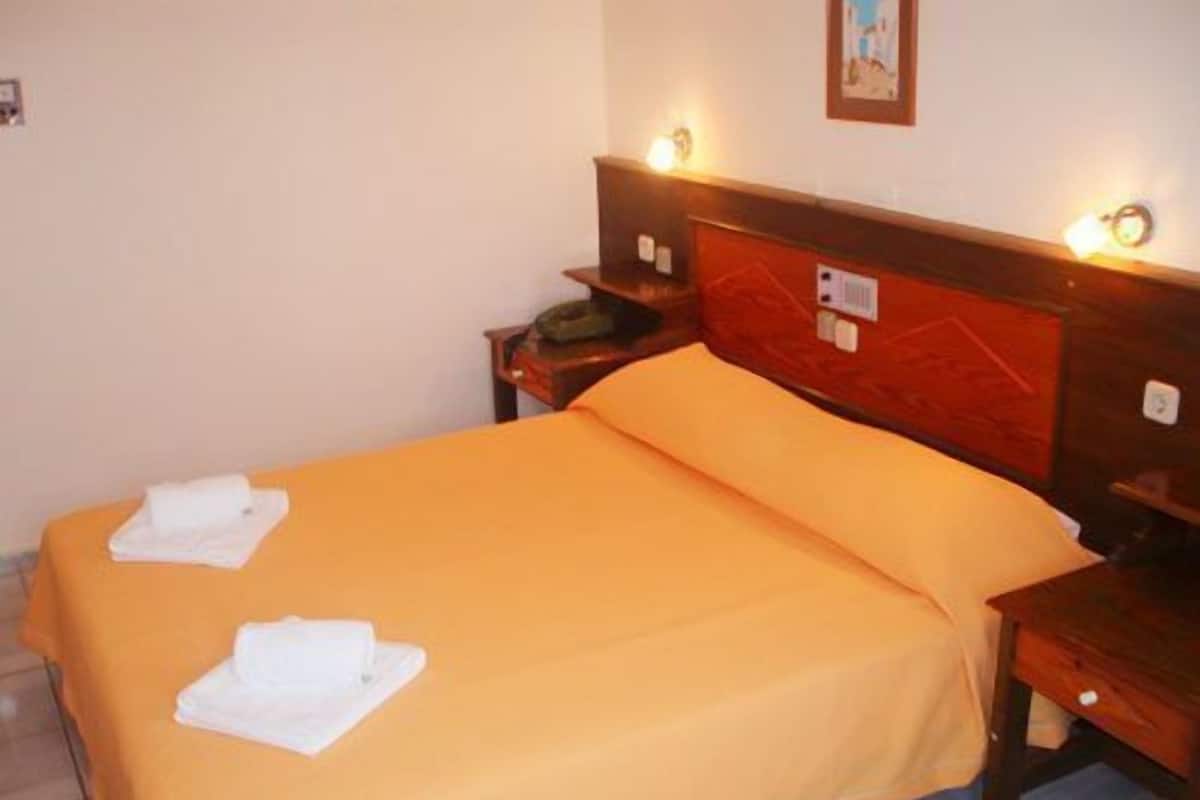 Premium bedding, individually furnished, desk, free cots/infant beds
