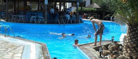 Ulkouima-allas, aurinkovarjoja, aurinkotuoleja