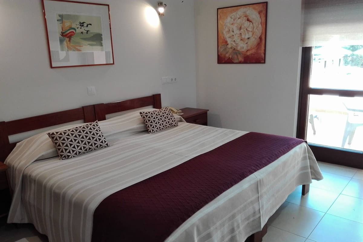 Quarto casal ou duplo | Frigobar, cofres nos quartos, ferros/tábuas de passar roupa