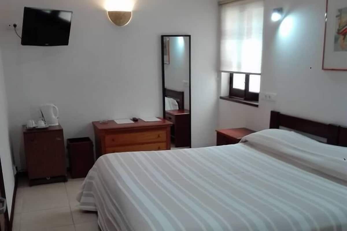 Quarto casal ou duplo, acessível | Frigobar, cofres nos quartos, ferros/tábuas de passar roupa