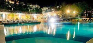 2 outdoor pools