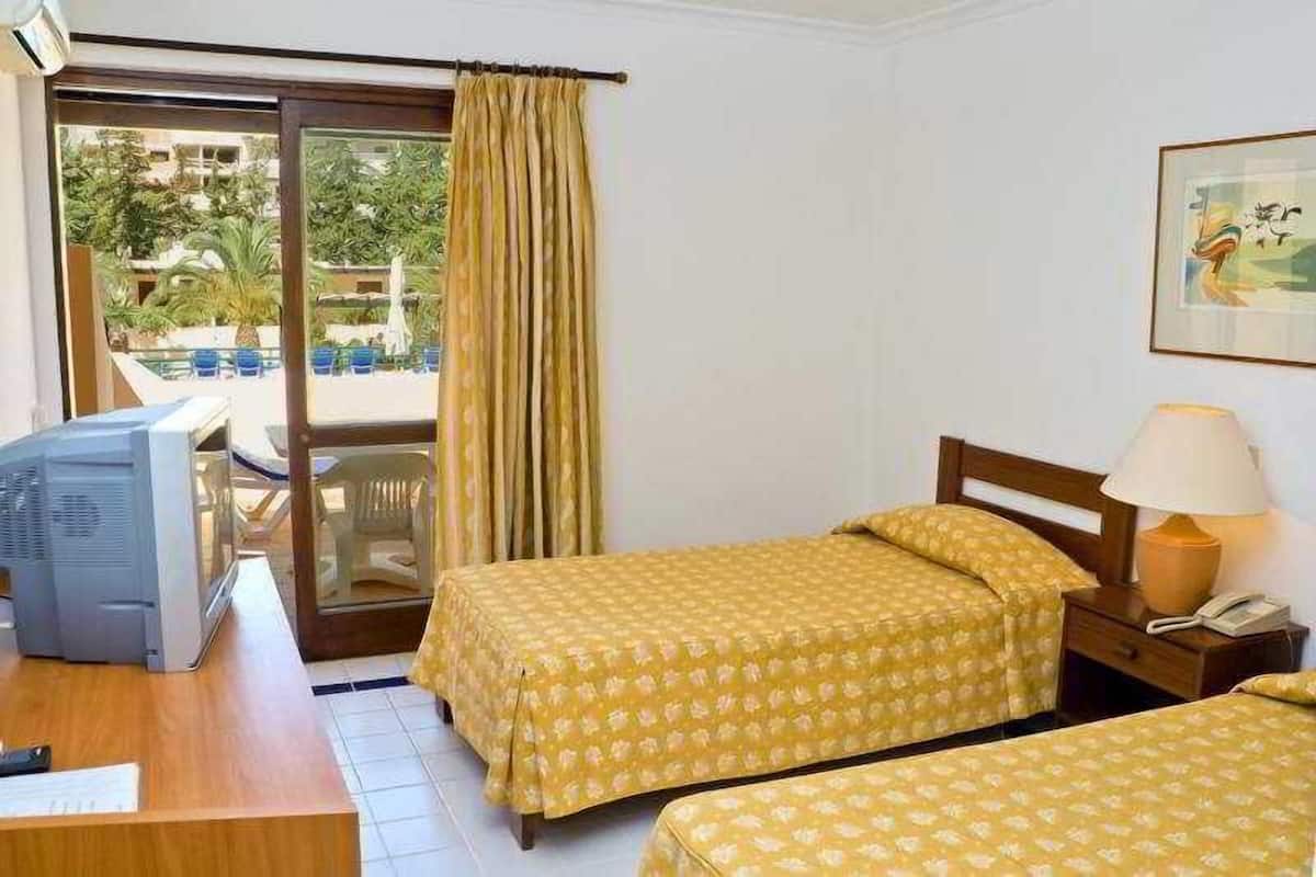 Minibar, in-room safe, iron/ironing board (on request), WiFi (free)