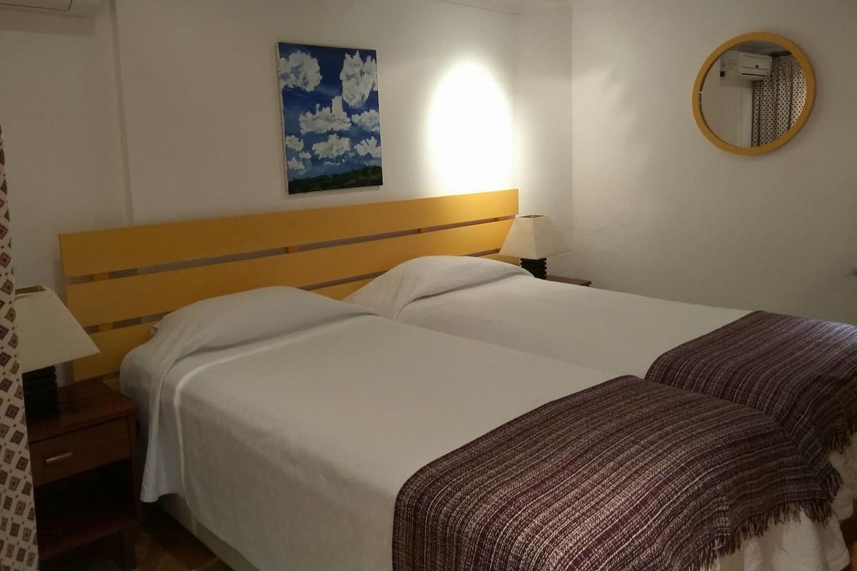 Quarto casal ou duplo econômico | Frigobar, cofres nos quartos, ferros/tábuas de passar roupa