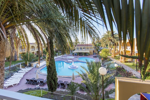 2 ulkouima-allasta, aurinkovarjoja, aurinkotuoleja