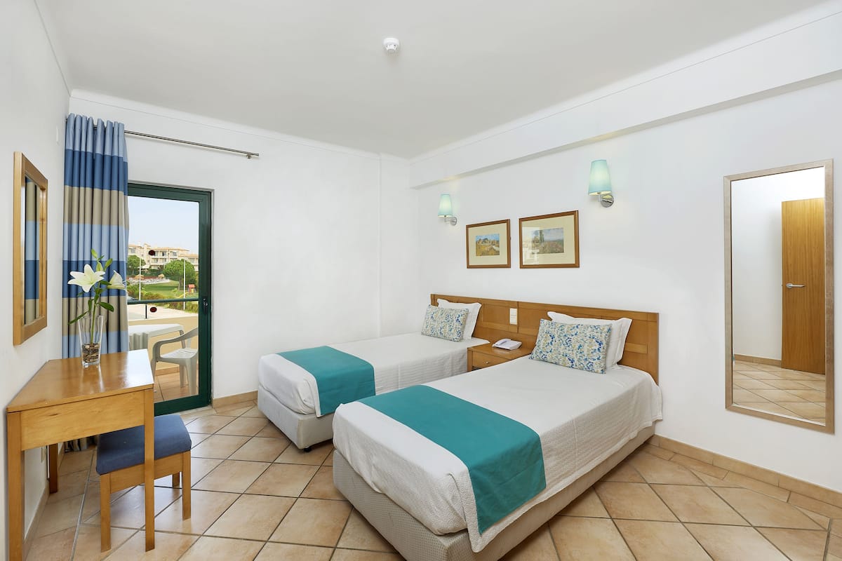 1 bedroom, blackout curtains, free WiFi, bed sheets