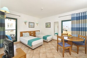 Estudi superior, balcó | Cortines opaques, wifi gratuïta i roba de llit 