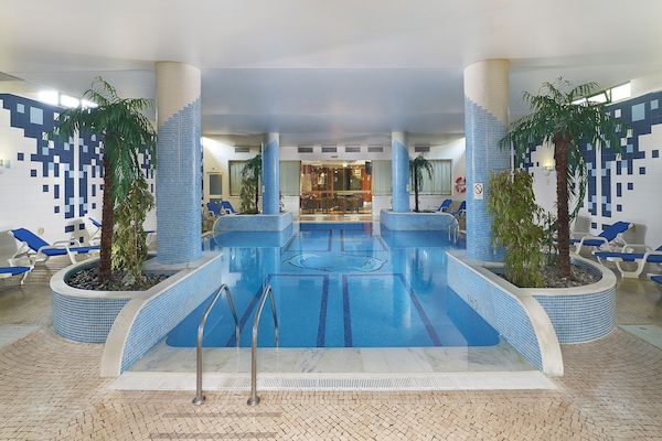 Una piscina techada, 2 piscinas al aire libre, sombrillas