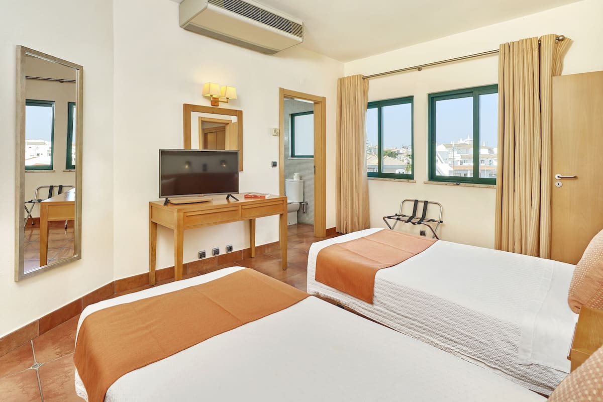 1 bedroom, blackout curtains, free WiFi, bed sheets