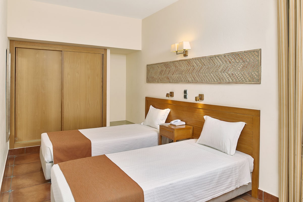 1 bedroom, blackout curtains, free WiFi, bed sheets