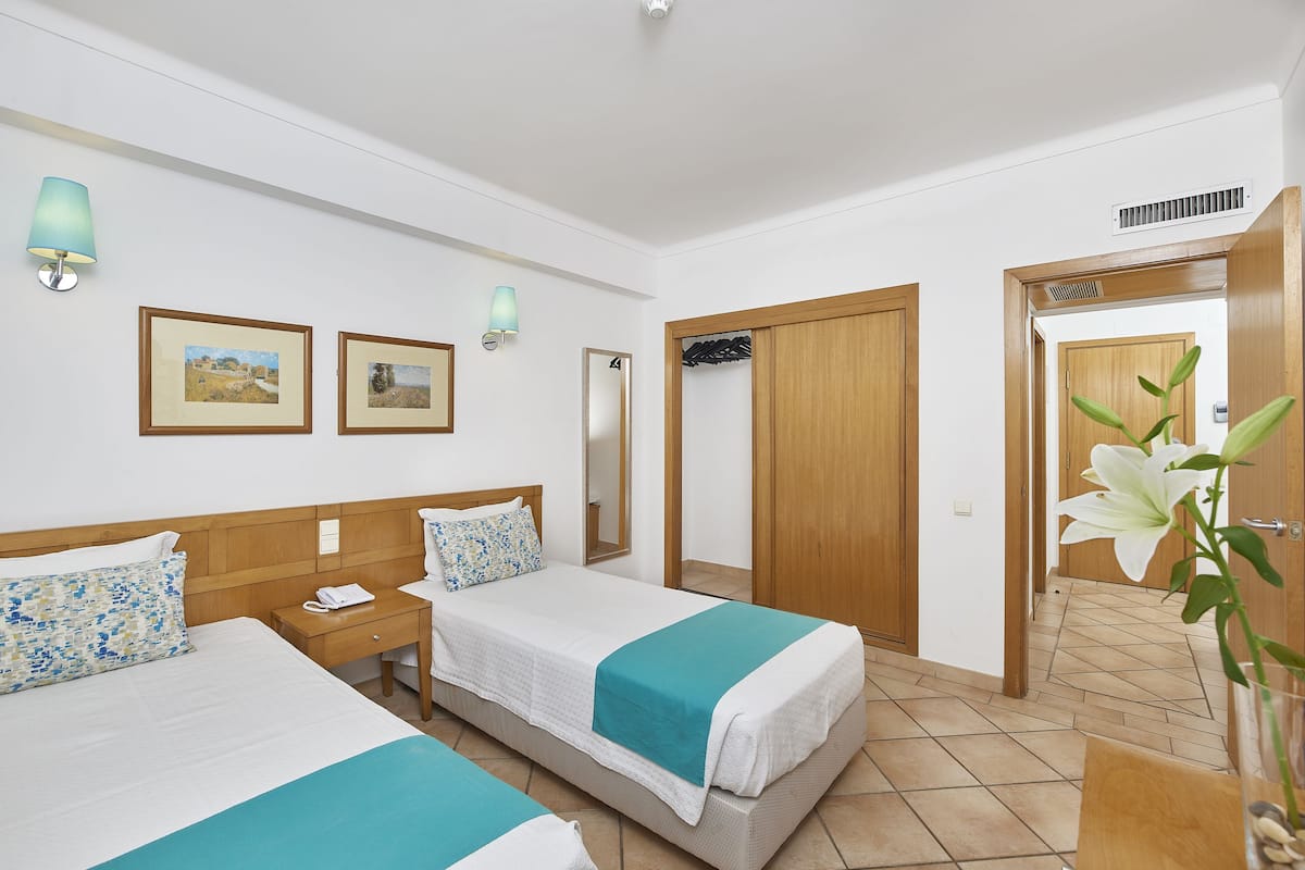 1 bedroom, blackout curtains, free WiFi, bed sheets