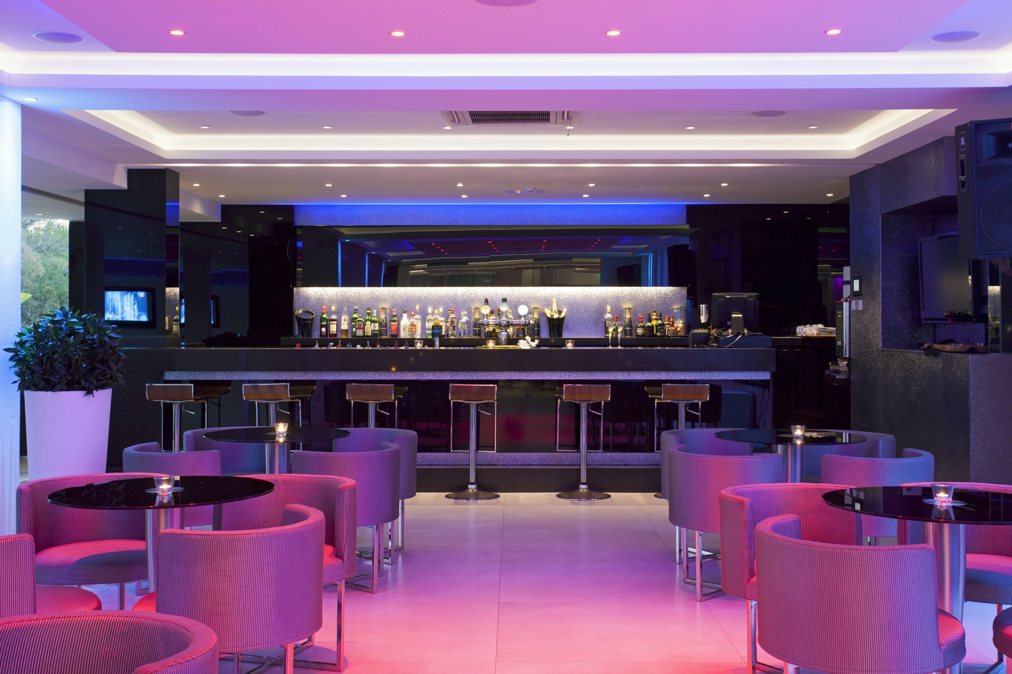 3 bares/lounges, bar molhado, bar ao lado da piscina