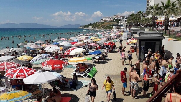 A crowded beach with numerous umbrellas and people. - Minay (Kusadasi)