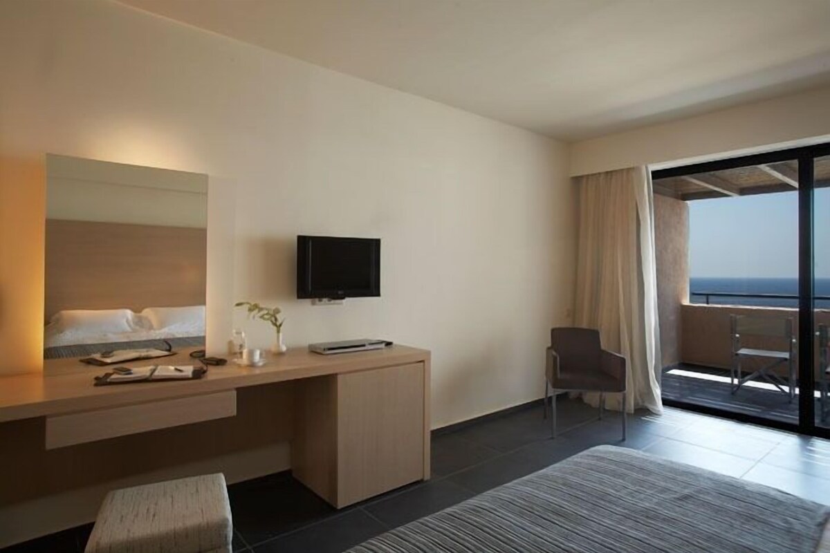 Superior Room, Sea View | Minibar, in-room safe, WiFi