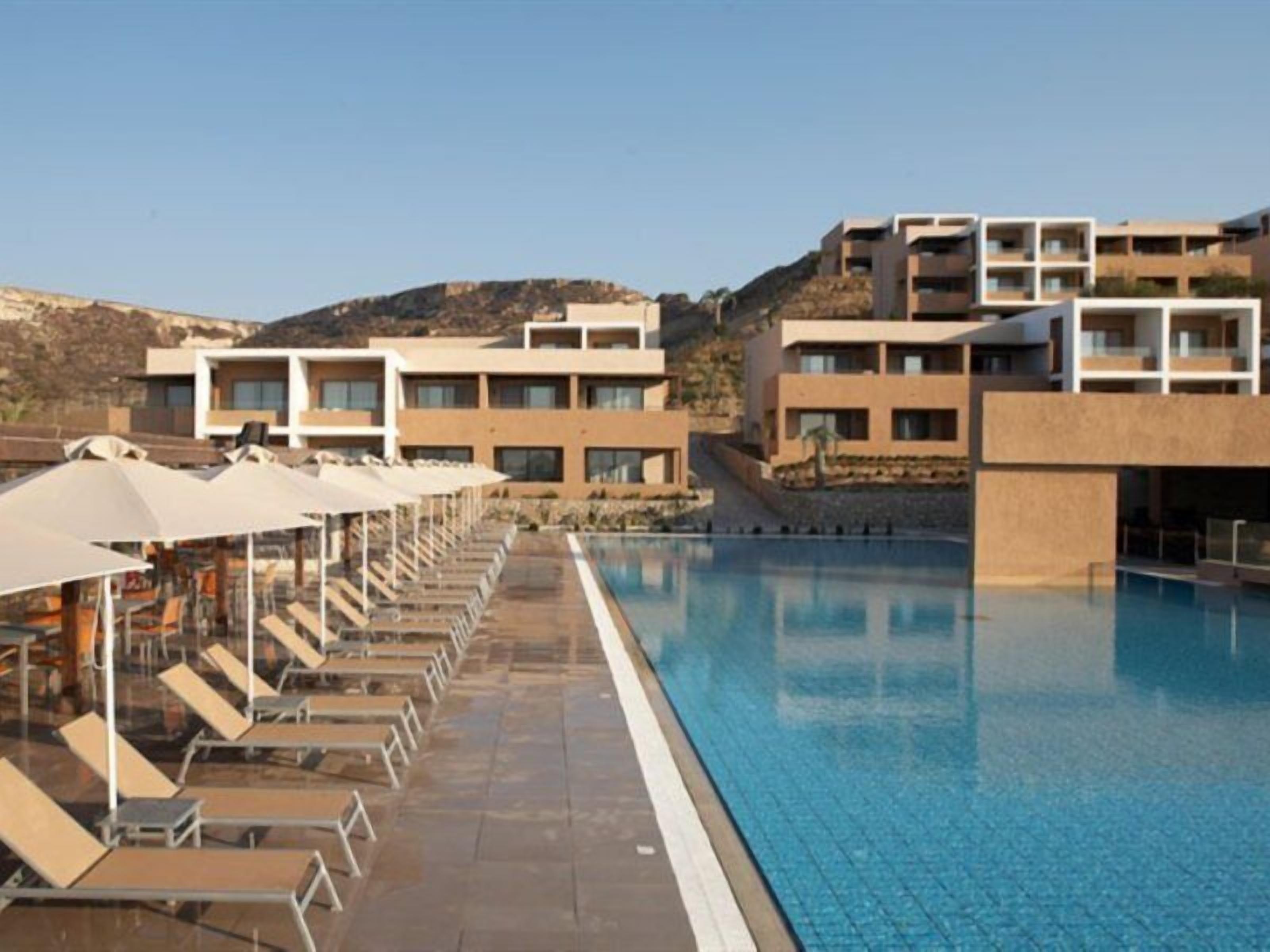 Indoor pool, 2 outdoor pools