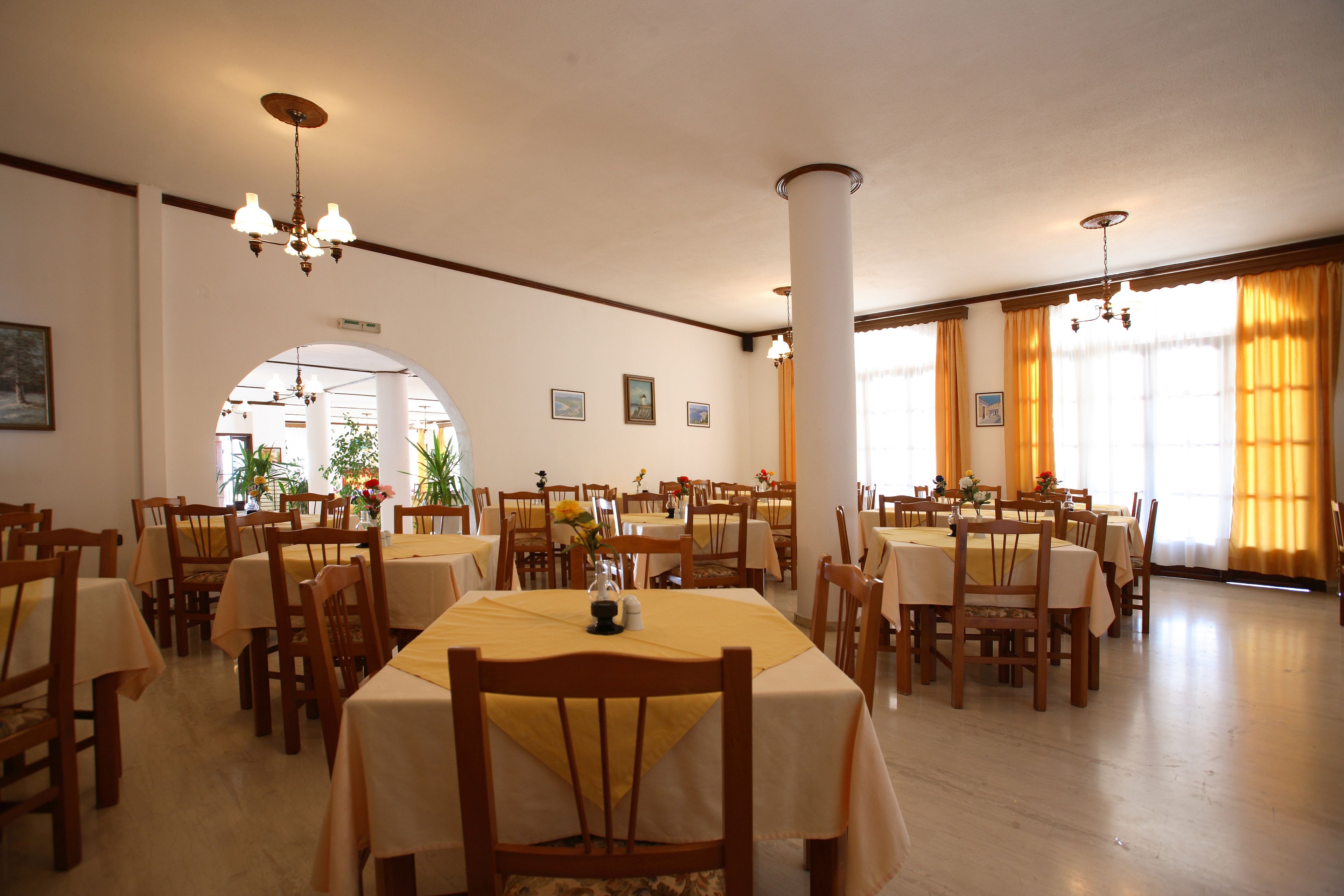 breakfast and lunch served, beach views