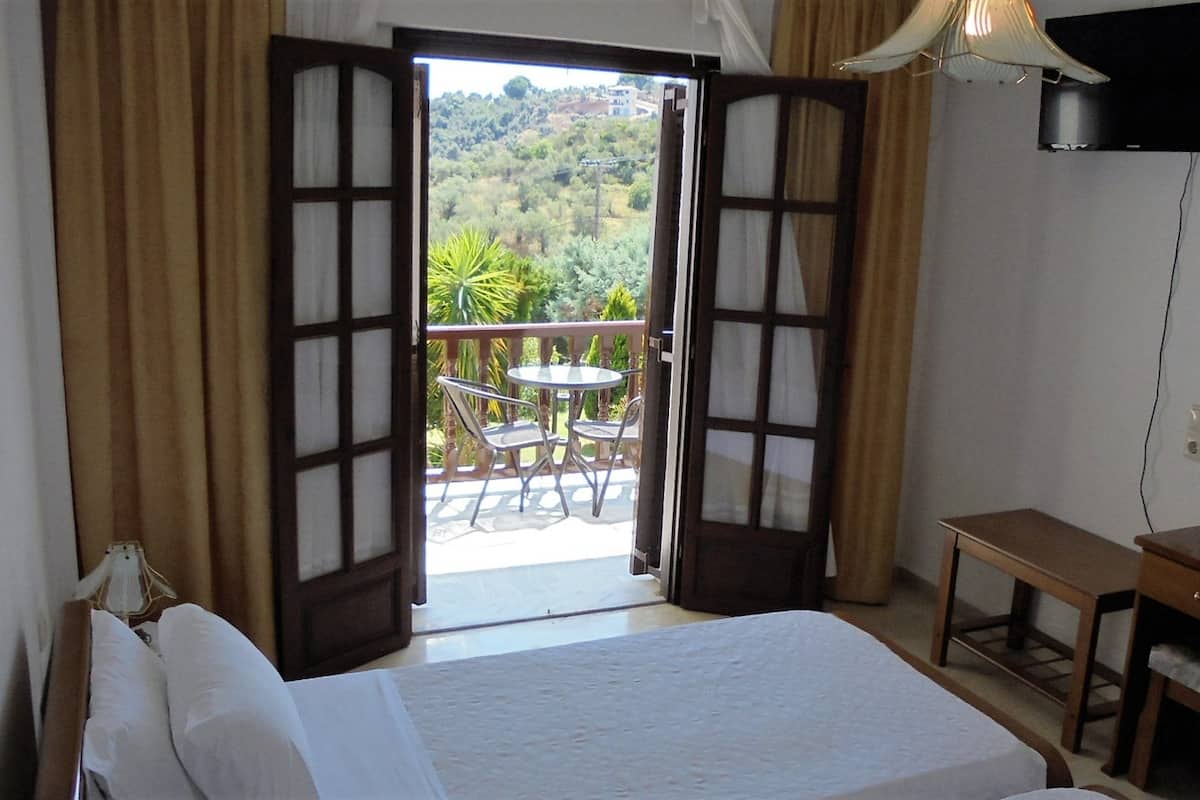 economy twin room, garden view | desk, blackout curtains, soundproofing, free wifi