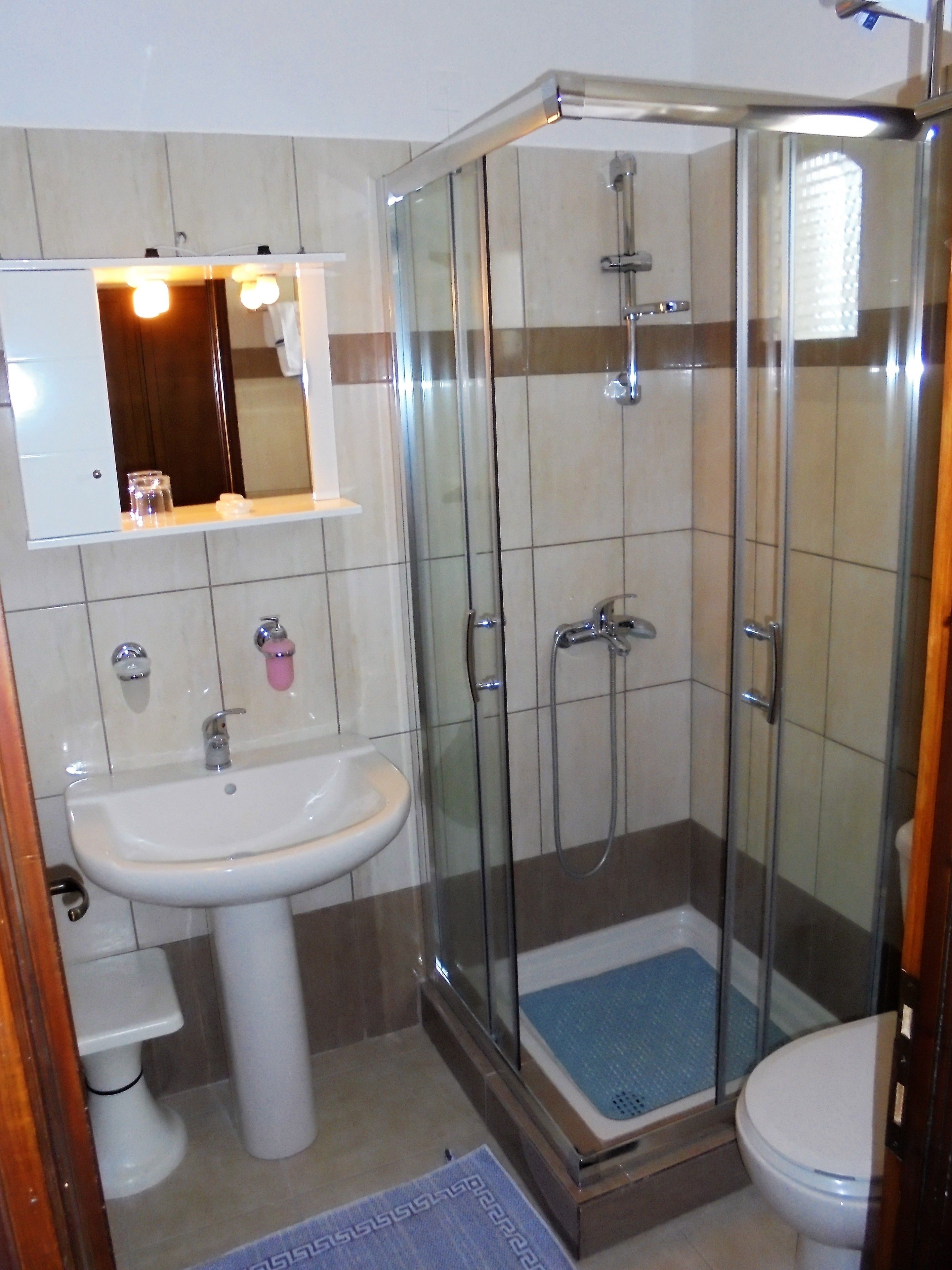 shower, free toiletries, hair dryer, towels