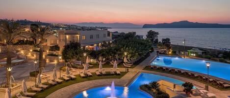 2 piscines extérieures, chaises longues, maîtres-nageurs sur place