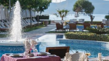 Breakfast, lunch and dinner served