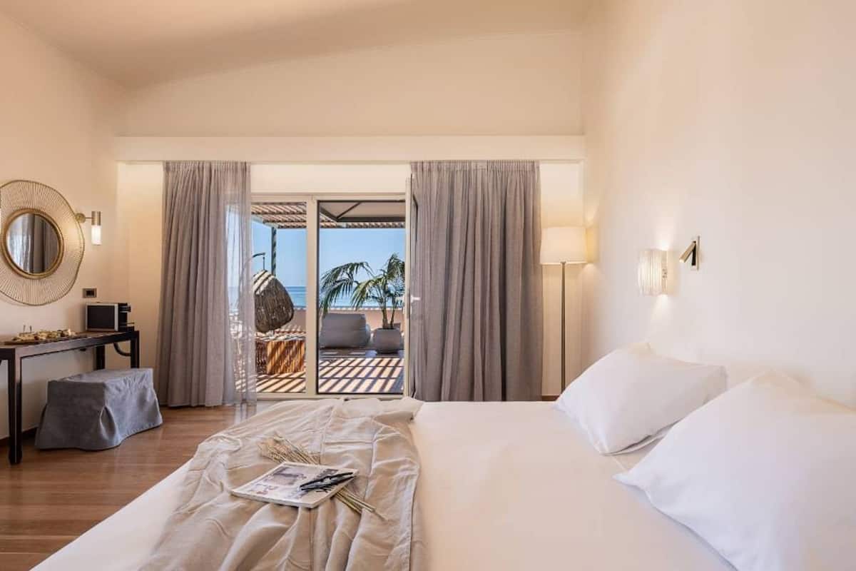 Honeymoon Suite with Outdoor Hot Tub & Sea View