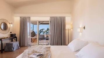 Honeymoon Suite with Outdoor Hot Tub & Sea View | Biancheria in cotone egiziano, materassi Tempur-Pedic