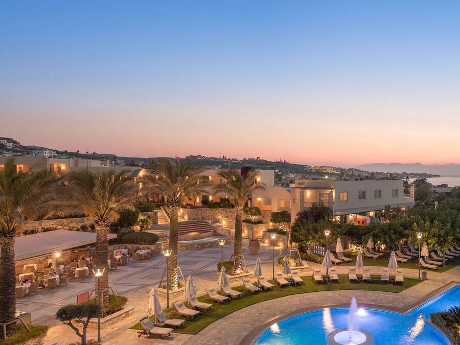 2 ulkouima-allasta, aurinkotuoleja, hengenpelastajia paikan päällä