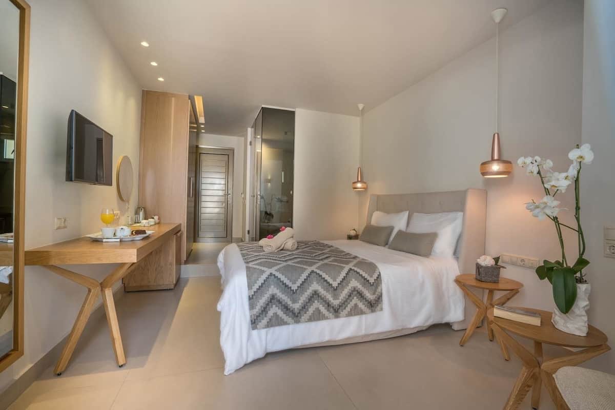 In-room safe, free WiFi, bed sheets