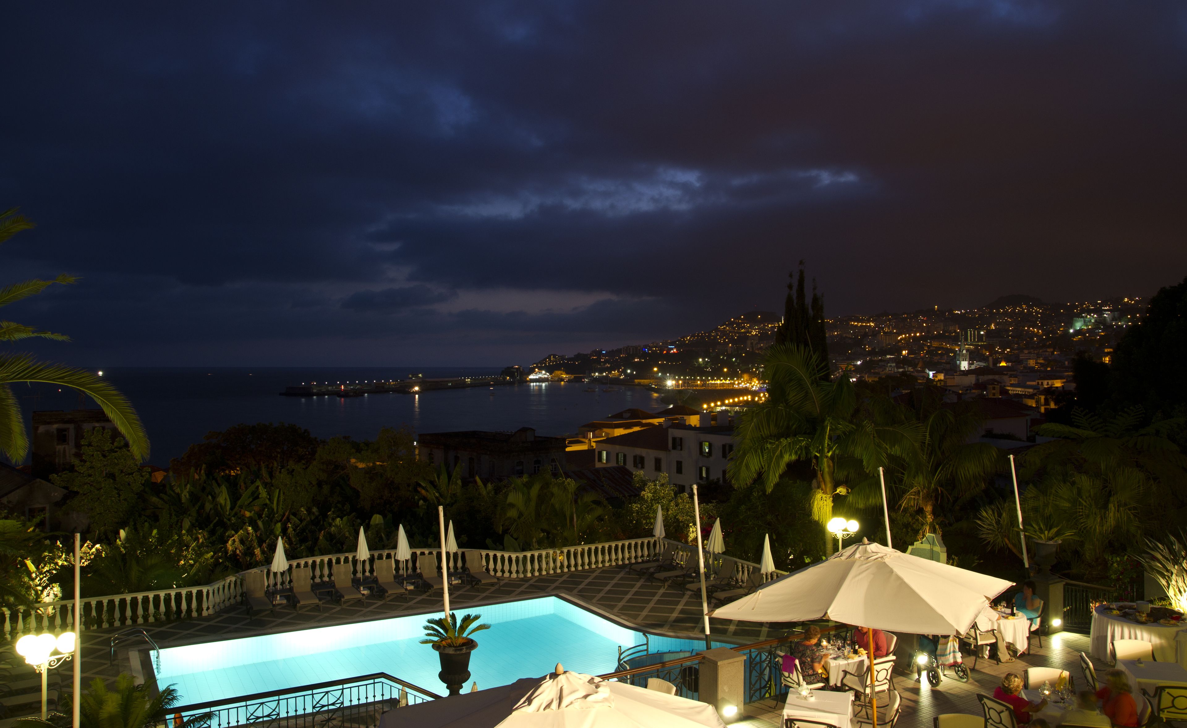 Fachada da propriedade à noite