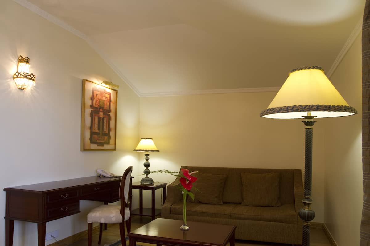 Junior Suite | Minibar, in-room safe, desk, blackout curtains