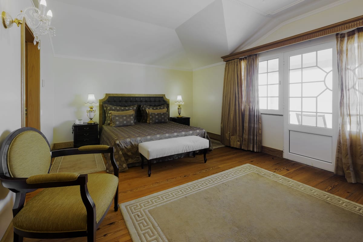 Deluxe Suite, Bathtub, Ocean View | Minibar, in-room safe, desk, blackout curtains