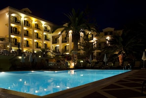 Front of property – evening/night - Quinta Bela Sao Tiago (Funchal)