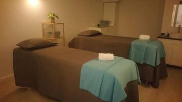 Couples treatment rooms, body treatments, aromatherapy