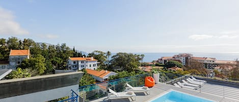 Outdoor pool, pool umbrellas, sun loungers