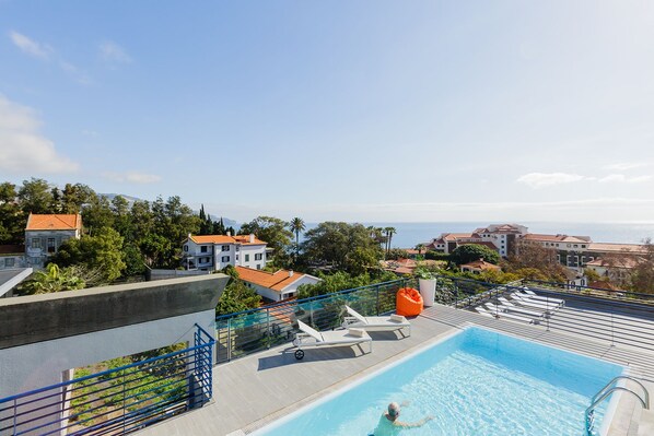 Outdoor pool, pool umbrellas, sun loungers - Terrace Mar (Funchal)