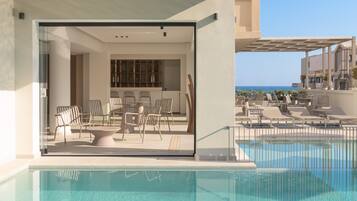 Piscina coperta, 2 piscine all'aperto, ombrelloni da piscina, lettini