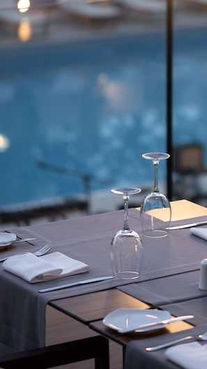 Se sirven desayunos y cocina internacional (con vistas al jardín)